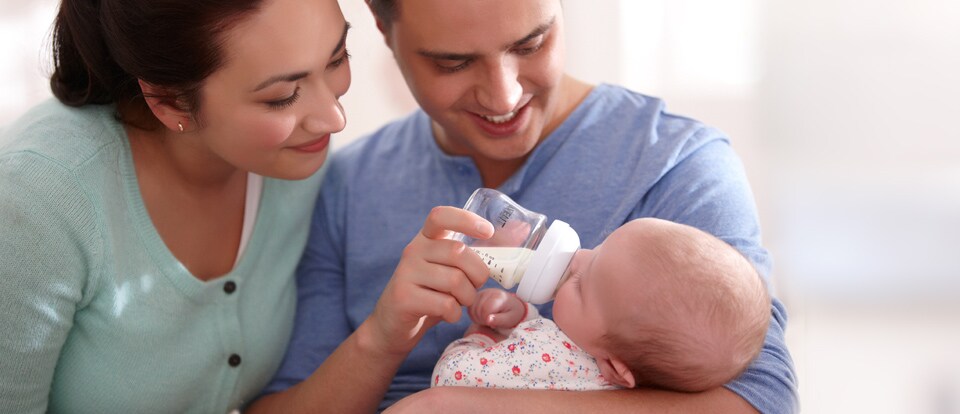 Philips AVENT - Preparing a bottle feed for your baby