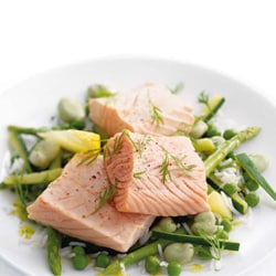 Steamed salmon with green vegetables