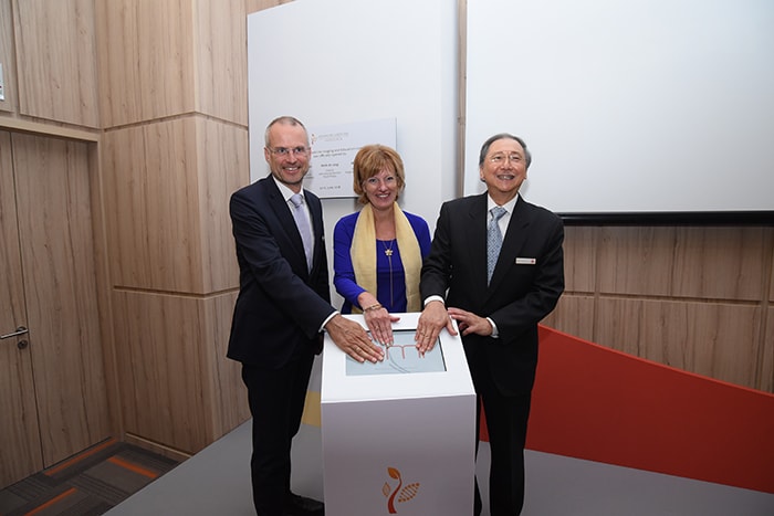 Mr Henk de Jong, Executive Vice President & Chief of International Markets, Royal Philips; Her Excellency Margriet Vonno Ambassador of the Kingdom of the Netherlands to Singapore and Dr. Djeng Shih Kien, Founder and Chairman, Singapore Institute of Advanced Medicine Holdings at the opening of Advanced Medicine Imaging center