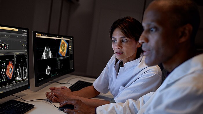 Women explaining data-driven cardiology solutions