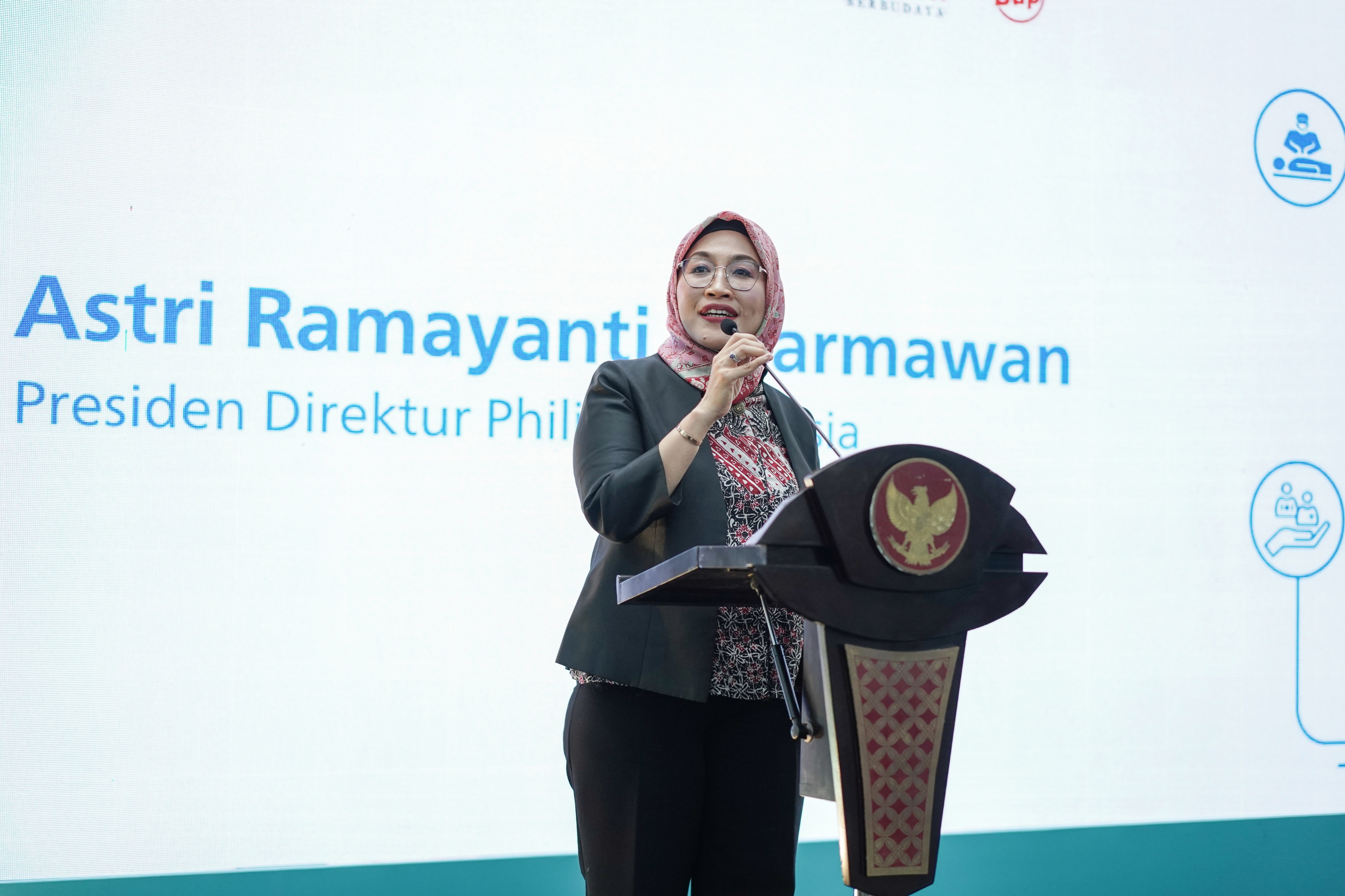 Astri Ramayanti Dharmawan, President Director of Philips Indonesia, delivering a speech at the Cath Lab Installation Completion Ceremony at Kediri Regency General Hospital.