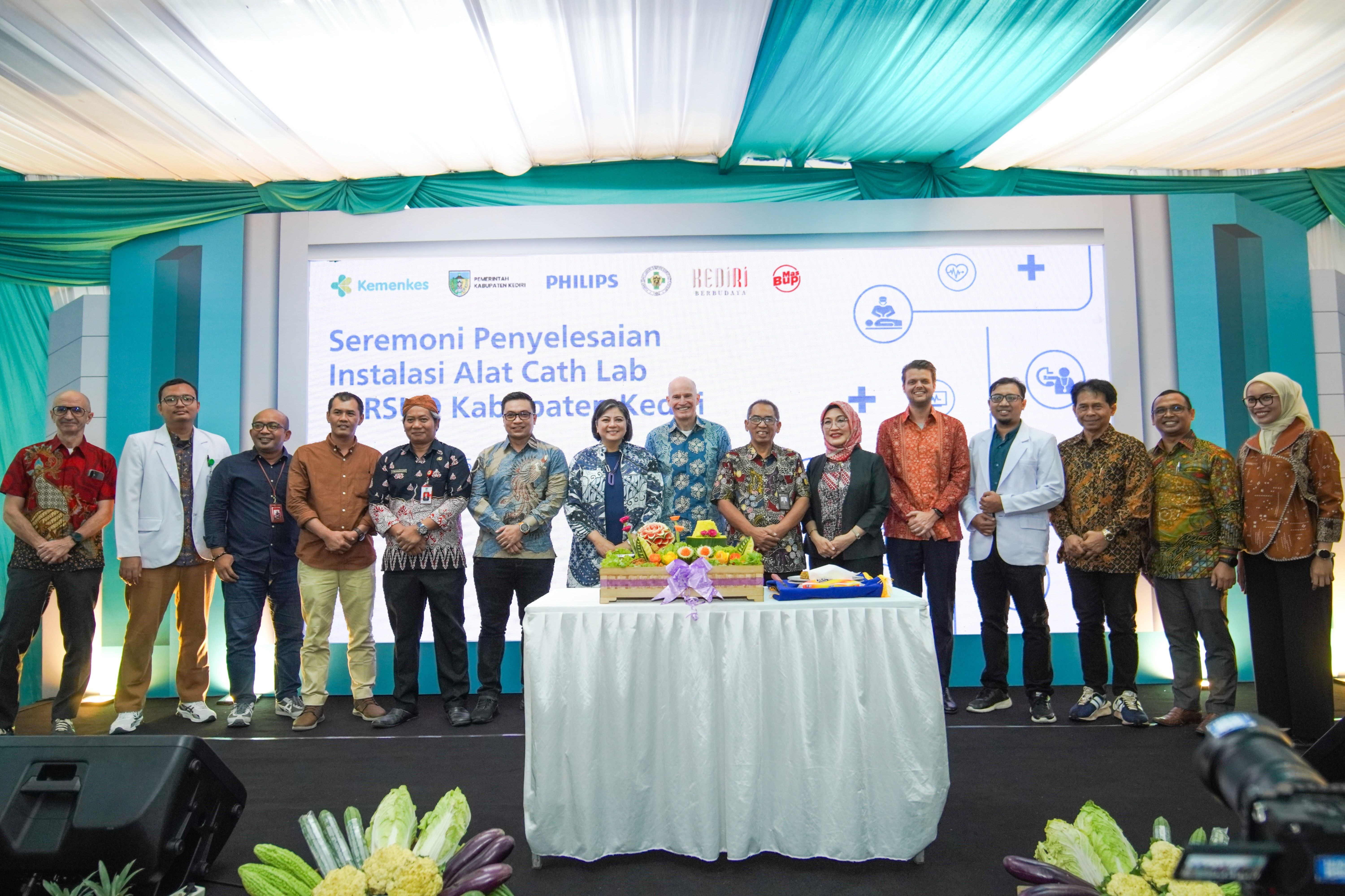 Group photo of the Kediri Regency General Hospital team and Philips team at the Cath Lab Installation Completion Ceremony at Kediri Regency General Hospital.
