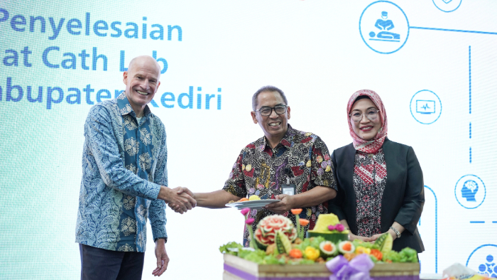 Pemberian tumpeng dari Bert van Meurs selaku Executive Vice President and Chief Business Leader of Image Guided Therapy