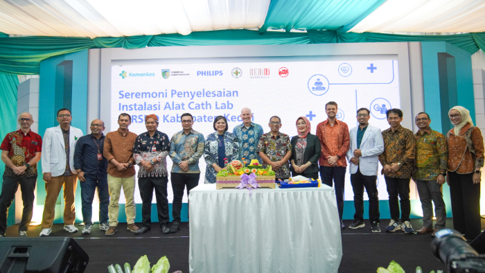 > Foto bersama antara tim RSUD Kabupaten Kediri dan Philips 