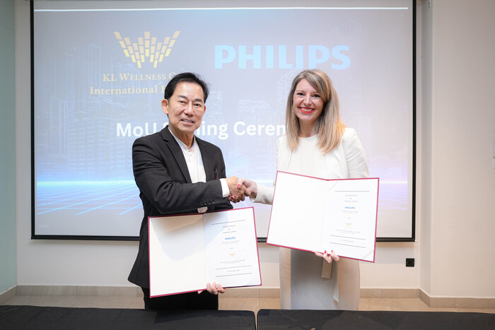 Dato&rsquo; Dr. Colin Lee, Managing Director, KL International Hospital, and Stephanie Sievers, Managing Director, Philips APAC, at the signing of the MOU to advance next-generation smart hospital healthcare in Malaysia